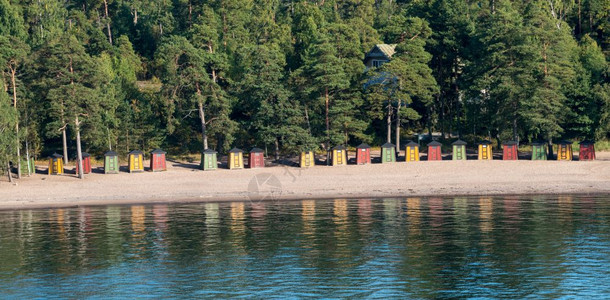 在芬兰helsink附近的helsink附近有丰富多彩的海滩小屋在芬兰helsink附近的phlajsri岛的海滩上收集了丰富多图片