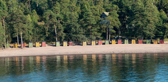 在芬兰helsink附近的helsink附近有丰富多彩的海滩小屋在芬兰helsink附近的phlajsri岛的海滩上收集了丰富多图片