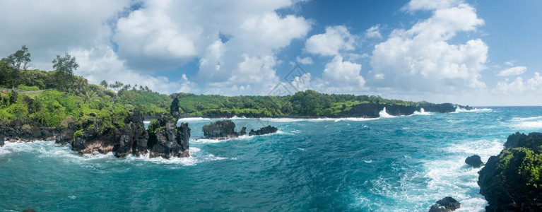 在通往maui的hn公路上在winp的海岸全景在通往maui的hn公路上在wainp的州公园植被大全覆盖了海洋之上的岩石塔在通往图片