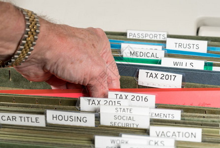 关闭一个组织完善的家庭档案系统每个主题都有标签重点是2017年的纳税申报表2017年税收的家庭申报系统以文件夹形式组织图片