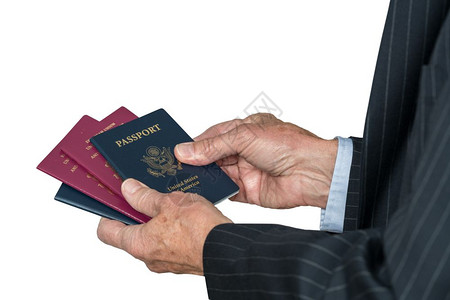 选择使用哪一种护照独立图像显示一名高级男子手臂在衣物中选择使用哪一种护照高级天主教手选择使用哪一种护照图片
