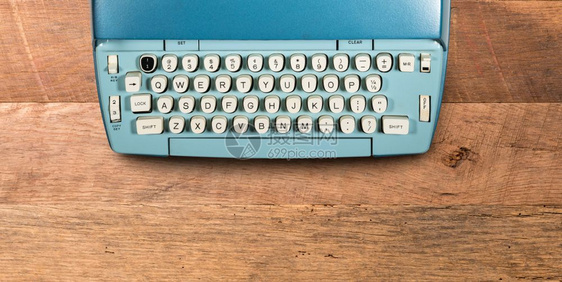 现代电动打字机木制桌子背景复英雄头版的空间旧电动打字机木制背景图片