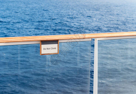 不要在游轮的栏杆上登警告标志不要在海上游轮的木头栏杆上登警告标志图片