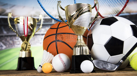 获奖杯体育设备和球获奖杯体育设备和球图片