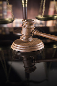 法官素材法官用木板镜子反射背景大棒法律典和司雕像律概念背景