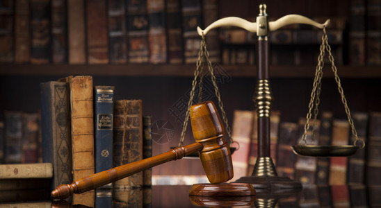 法律主题官的球棒木制书桌籍司法规模背景图片