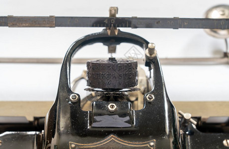 古老的旧式手提打字机用球型头旧的式打字机用圆筒球型打字机古老的旧式打字机用球型头图片