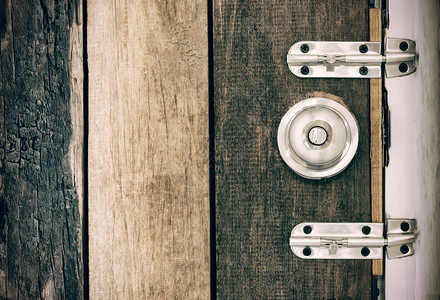 旧农舍门的锁真正乡村风格专心于旧农舍门的锁图片