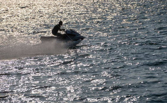 海上的水手骑着摩托艇冲浪图片
