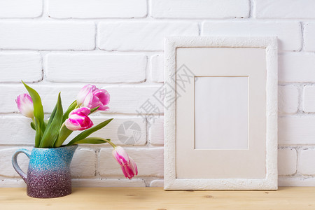 白色框架模型蓝投手中的粉红郁金香白框架模型紫蓝投手花瓶中的粉红色郁金香空白框架模型用于展示艺术现代的模板图片