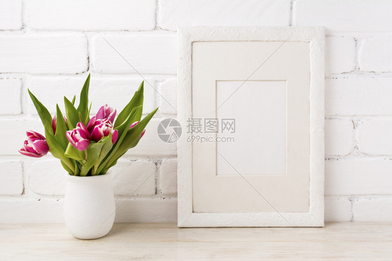 白色框架模型花盆里有明亮的紫红粉色郁金花束空框架模型用于展示艺术现代的模板白色框架模型花盆里有红粉色的郁金香花图片