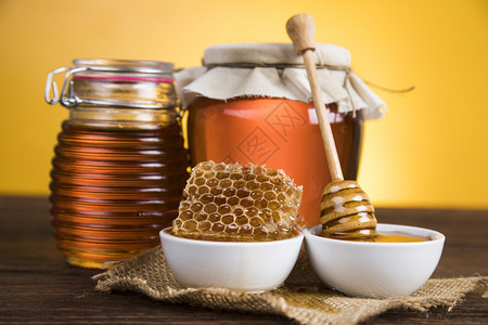 蜂蜜在罐子中的花朵甜的蜂蜜图片