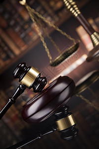 法律与司概念棕色木背景美丽的法律主题官大棒木制桌子书籍图片