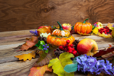 感恩背景有叶子熟橙南瓜薄饼感恩背景有彩色叶子苹果甜筒花朵和红莓门圈复制空间图片