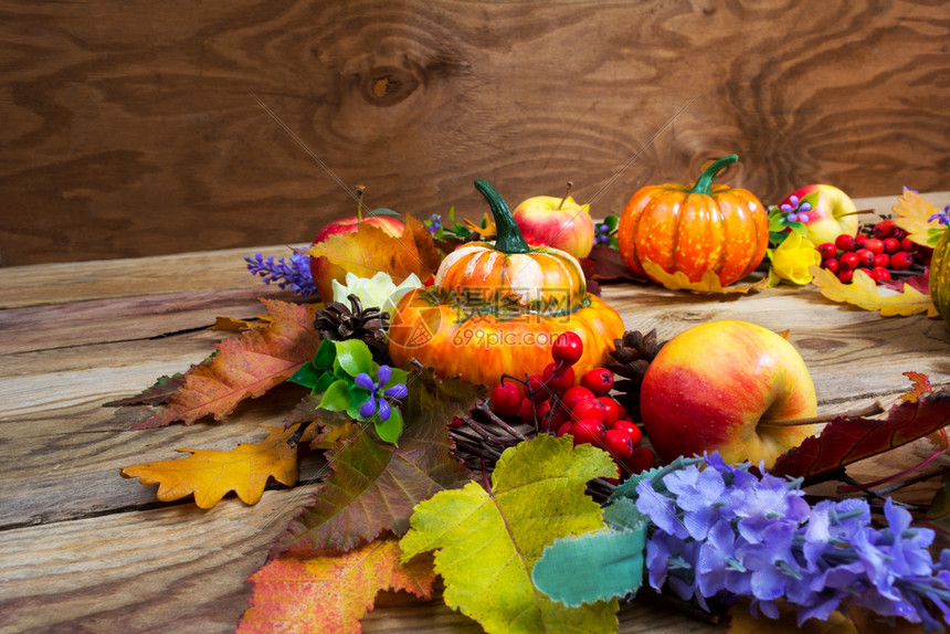 感恩背景有叶子熟橙南瓜薄饼感恩背景有彩色叶子苹果甜筒花朵和红莓门圈复制空间图片