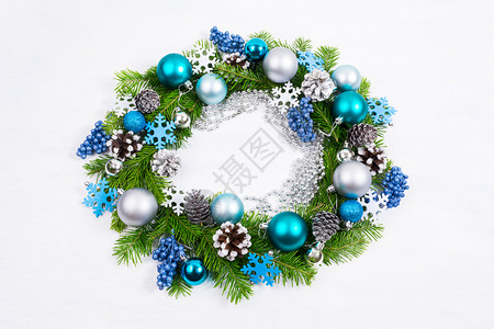 圣诞银蓝绿松球和果花环圣诞节银松果感觉雪花和松果圈在白色背景上图片