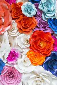 美丽的玫瑰墙由彩色纸制成情人节日背面由彩色纸制情人节日背景图片