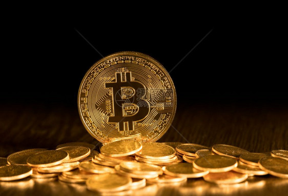 含有金背景的比特币金背景的比特币或用于显示块链和网络货币含有金背景的比特币图片