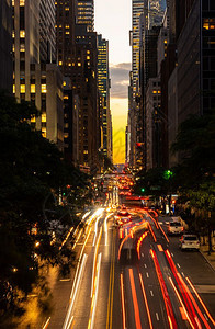 曼哈顿的42街晚上交通堵塞图片