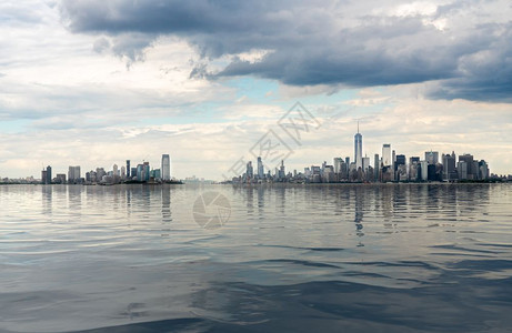 曼哈顿市和泽西的全景配有人工水尼可市和泽西的曼哈丹全景配有人工水曼哈顿市和泽西的全景配有人工水图片