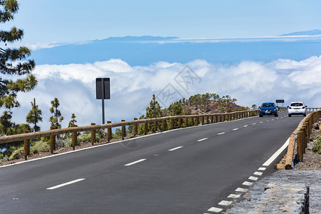 2018年5月日山地风景布满厚云山路上有两辆汽车山边有密云上两辆汽车山边有密云图片