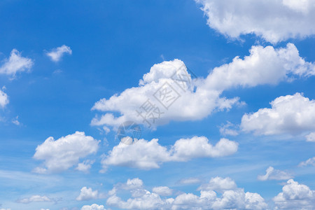 蓝色天空有白云阳光明媚的夏日或春雨云蓝色天空阳光明媚的夏日或春雨云用于背景设计图片