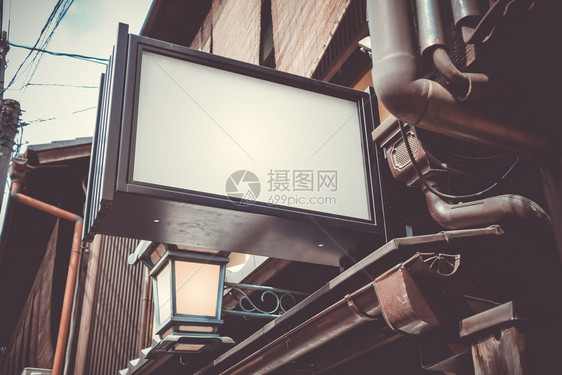 在日本传统京都街的空广告灯箱盒图片