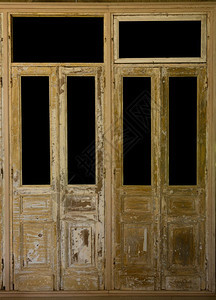 两扇古老的木制法国门窗户被切掉图片