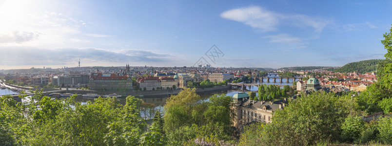 整个城市的景色与美丽华城市czehrpublicofzehrpublic的首都zehrpublic环绕着绿林图片