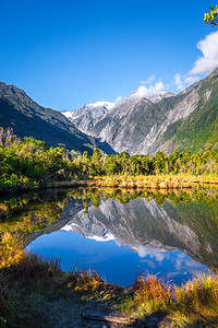 反映于新西兰州湖面的franzJosef冰川和湖泊新西兰州图片