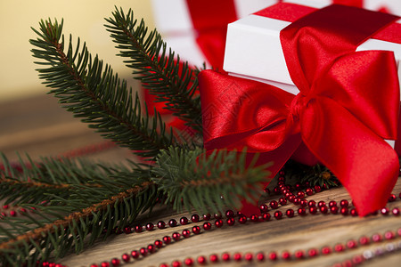 美丽的礼物盒带有圣诞节背景的红丝带礼物盒有红丝假日圣诞背景图片