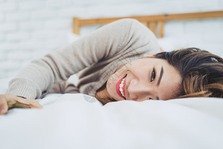 年轻女在舒适卧室里睡觉图片