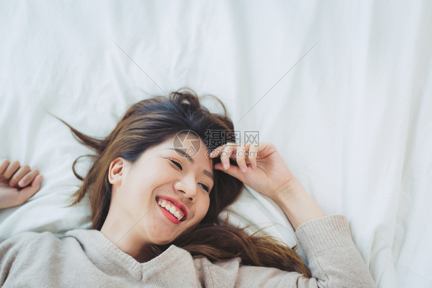 年轻女在舒适卧室里睡觉图片