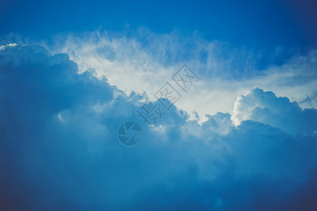 暴风雨四起黑暗的天空云雨前经过滤的自然背景图片