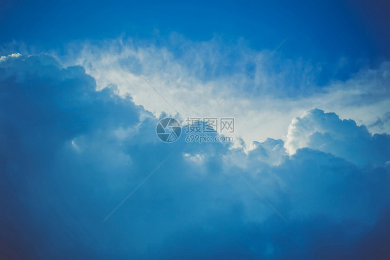 暴风雨四起黑暗的天空云雨前经过滤的自然背景图片