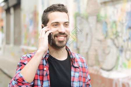 开心的青年男子在电话里聊天图片