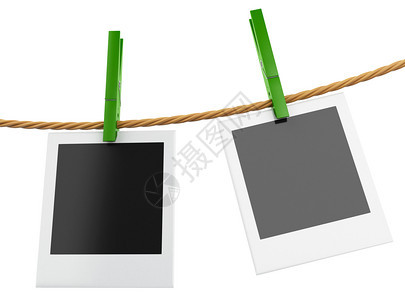 3d插图挂在衣绳上的即时照片框孤立的白色背景图片