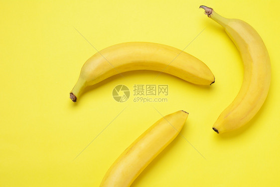 上方视图一堆黄色背景的香蕉治疗概念图片