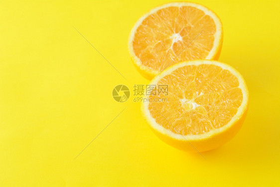 黄色背景的橙切片热食概念图片