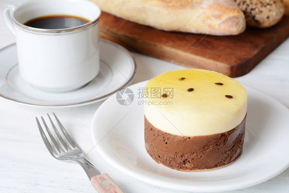 热辣的水果蛋糕和咖啡早餐概念图片
