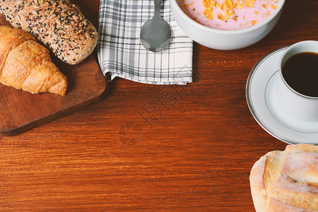 烤面包咖啡和奶酪油加复印空间早餐概念图片