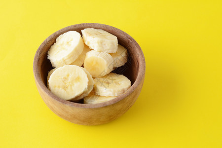 在黄色背景的香蕉切片上图片