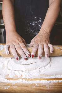 妇女用滚动钉子烹饪概念图片