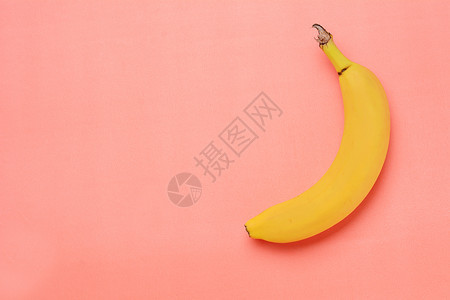 粉红色背景上的香蕉治疗概念图片