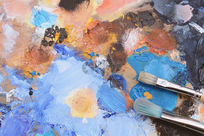 艺术家配有彩色油画笔和漆的调色板艺术概念图片