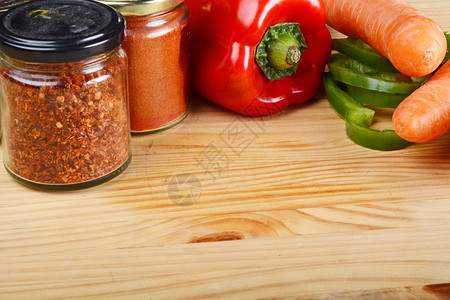 木制桌上的蔬菜和香料健康的食物概念图片