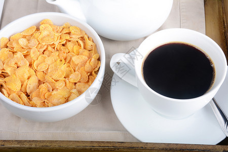 早餐盘加咖啡和一碗麦片图片