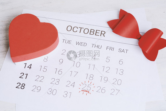 红礼盒的日历心的日历期爱情概念图片