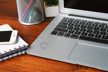 在木制办公桌上黑屏幕的键盘和电话近视技术概念黑屏幕的键盘和电话近视图片