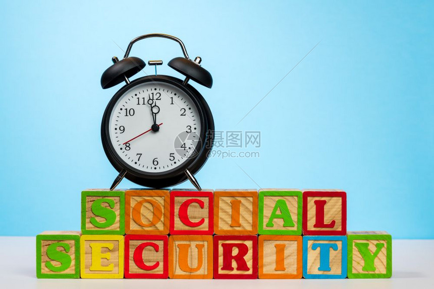 ‘~社会保障信托基金的构想耗尽时间闹钟接近午夜用于社会保障的木块上闹钟  ~’ 的图片